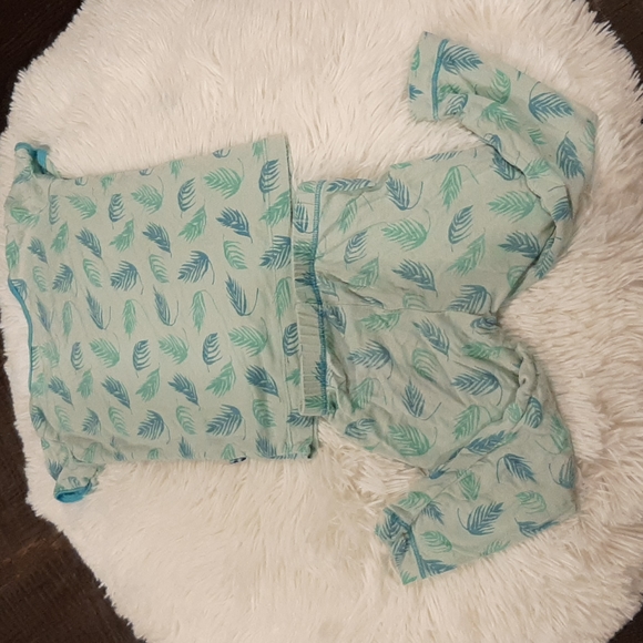 Kickee pants two- piece pajamas with leaf design 🍃 🍂 🍃 - Picture 2 of 4